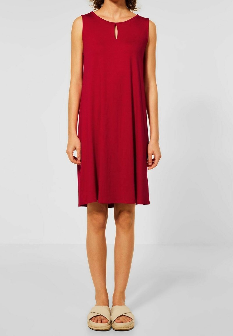 Rotes ärmelloses Kleid mit rundem Ausschnitt und Schlüsselaugen-Detail, das eine lockere Passform und einen glatten, leichten Stoff aufweist.