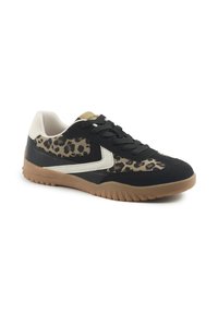 Pantof cu design sportiv, de culoare neagră, cu accente din imprimeu leopard, țesătură texturată și un swoosh alb. Dispune de o talpă din cauciuc cu un model zig-zag.