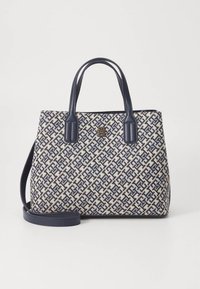 Sac fourre-tout bleu marine à motif avec tissu texturé, poignées doubles et bandoulière ajustable ; orné d'un logo doré à l'avant.
