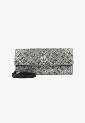 Pochette argentée à motif avec une surface texturée, dotée d'un rabat pliant, d'un accent en métal circulaire et d'une bandoulière noire amovible.