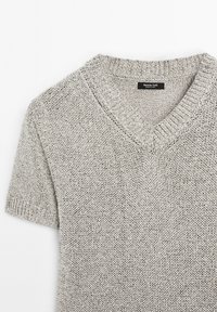 Maglione grigio chiaro a maniche corte con scollo a V, realizzato in tessuto a maglia testurizzato, con colletto a coste e design sobrio.