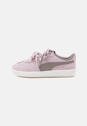 Lyserød Puma Palermo sneaker med grå stribe, hvid sål og mønstrede snørebånd, vist fra siden på en ensfarvet baggrund.