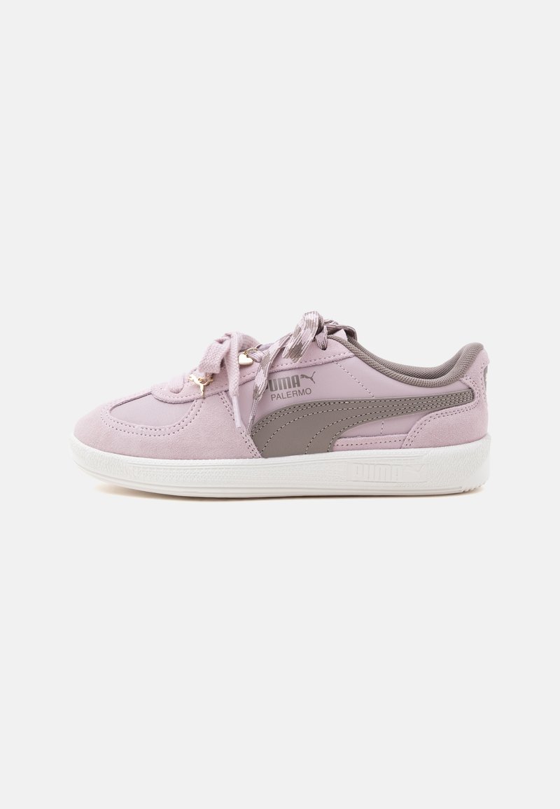 Ανοιχτό ροζ αθλητικό παπούτσι Puma Palermo με γκρι ρίγα, λευκή σόλα και κορδόνια με σχέδιο, εμφανίζεται από το πλάι σε απλό φόντο.