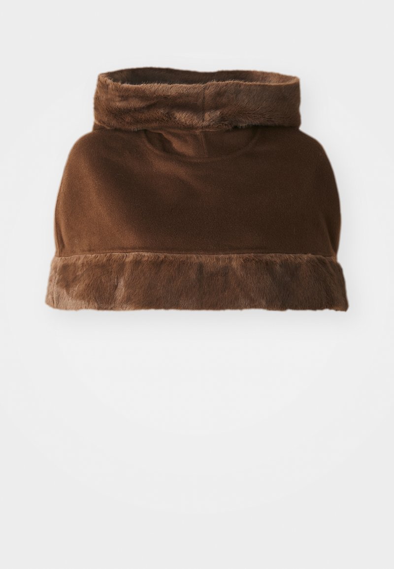 Bruine fleece nekwarmer met een zachte nepbont rand langs de onderrand en de kraag, ontworpen voor wintergebruik.