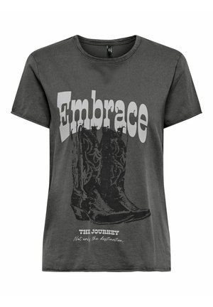 Camiseta gris gráfica con una ilustración de botas de vaquero negras y el texto "Abraza" y "EL VIAJE No solo el destino" en blanco.