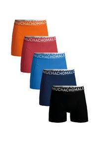 Öt pár boxer, narancssárga, piros, kék, sötétkék és fekete színben, fehér "MUCHACHO" derékszandállal. Pamut keverék, tartós illeszkedés, combközép hosszúság.