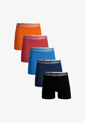 Öt pár boxer, narancssárga, piros, kék, sötétkék és fekete színben, fehér "MUCHACHO" derékszandállal. Pamut keverék, tartós illeszkedés, combközép hosszúság.