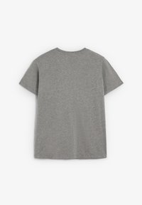 Camiseta gris de manga corta hecha de algodón con un cuello redondo clásico y un ajuste relajado. Textura suave y diseño sencillo sin patrones.
