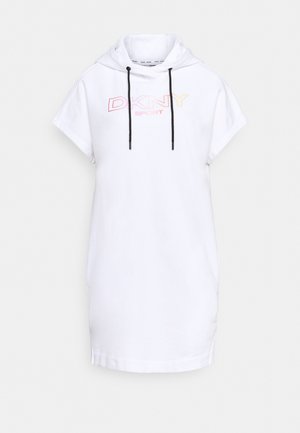 Valkoinen lyhythihainen hupparimekko mustilla kiristysnauhalla ja "DKNY Sport" -logo liukuvärjäyksellä oranssin ja keltaisen sävyissä rinnassa.