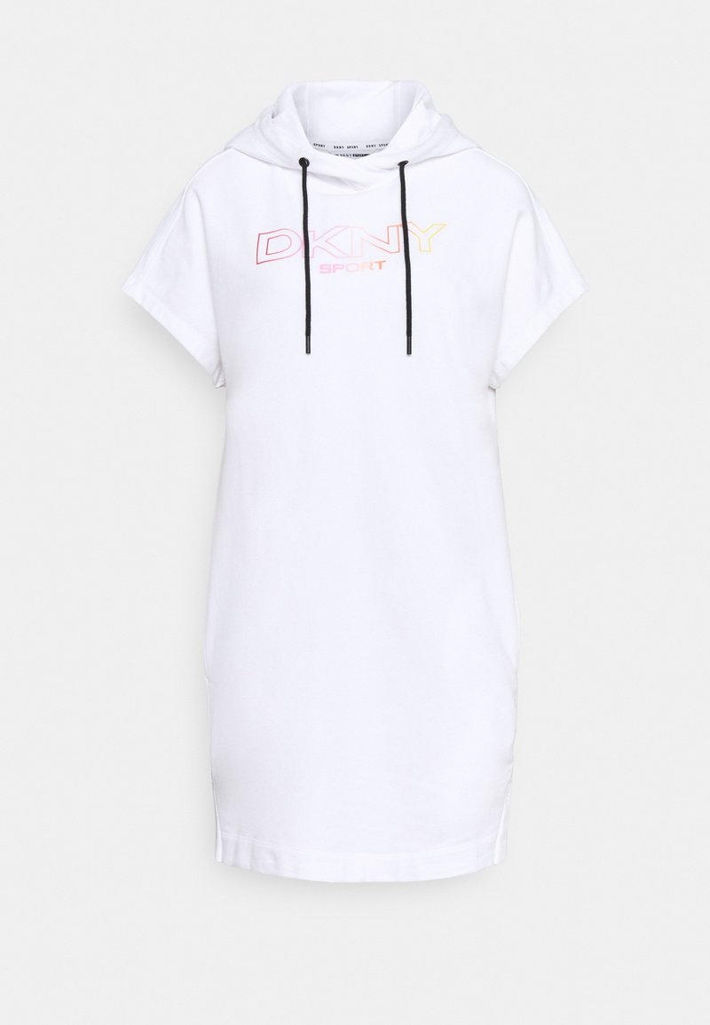 Robe à capuche blanche à manches courtes avec cordons noirs et logo « DKNY Sport » en dégradé orange et jaune sur la poitrine.