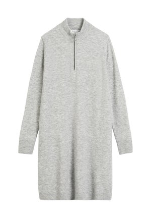 Jasnoszara sukienka swetrowa wykonana z miękkiego materiału, z wysokim kołnierzem, półzamkiem i prążkowanymi mankietami oraz dolnym wykończeniem.