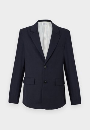 Blazer bleu marine en tissu tissé, avec un revers en pointe, deux poches avant, fermeture à un bouton et doublure intérieure rayée.