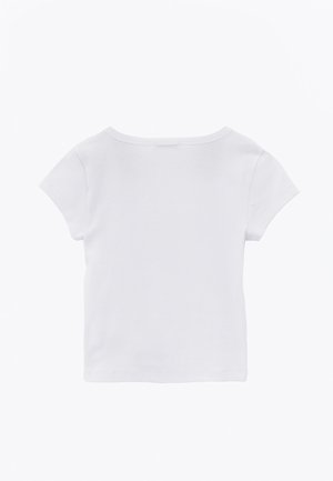 T-shirt bianca semplice a maniche corte in maglia costina con scollo rotondo ampio, vista da dietro su sfondo bianco.