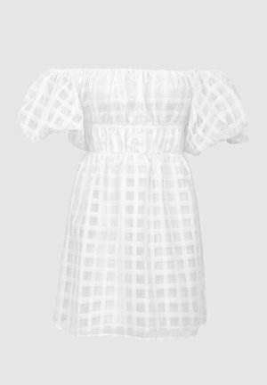 Hvid off-the-shoulder kjole lavet af gennemsigtig, ternet stof. Har pufærmer og en elastisk talje for en tæt pasform.