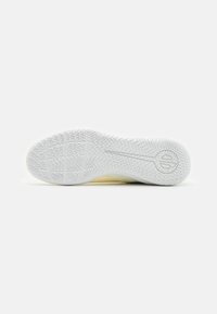 Nike Performance TIEMPO LEGEND 10 CLUB - Indoor football boots - lemonade/black/metallic gold coin