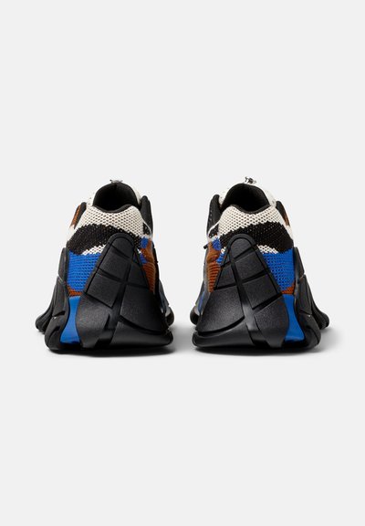 Schuhe mit einer zweifarbigen Gummi-Sohle in Schwarz und Blau, einem Mesh-Obermaterial mit braunen, weißen und blauen Mustern sowie einem gepolsterten Kragen.