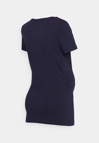 T-shirt de algodão azul-marinho com mangas curtas e detalhe de franzido na lateral, com um decote clássico em forma de crew e uma silhueta ajustada.