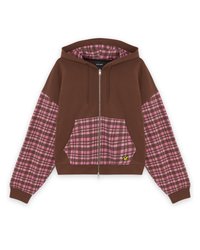 Sudadera con cremallera marrón con un diseño de cuadros rosas en las mangas y el bolsillo. Cuenta con una capucha forrada y un pequeño logotipo amarillo en el bolsillo.