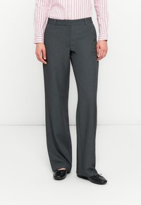 Grijze op maat gemaakte broek met een rechte pijp, gemaakt van een gladde stof. Heeft een schone voorkant zonder zichtbare zakken.