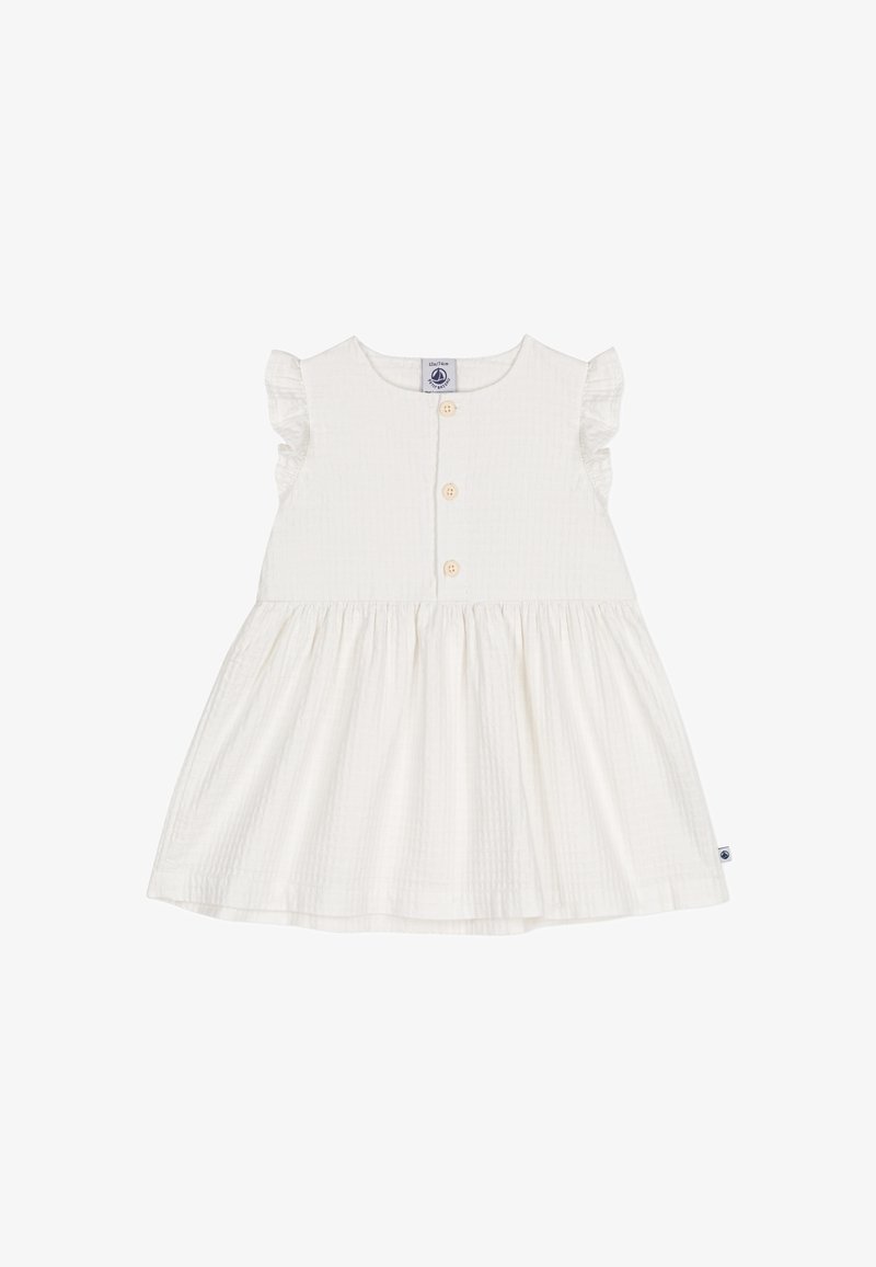 Robe bébé blanche sans manches avec des épaules volantées et trois boutons devant, avec une jupe froncée.