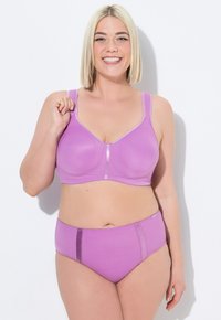 Lila BH- und Slip-Set aus glattem Stoff. Der BH verfügt über verstellbare Träger und einen Frontverschluss. Der Slip hat kontrastierende Seitenpaneele.
