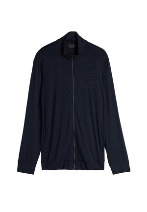 Chaqueta de cremallera en color marino hecha de suave tejido modal, con un cuello alto, mangas largas y puños y dobladillo acanalados. Textura suave con un brillo sutil.