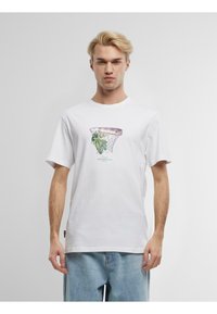 Weißes Baumwoll-T-Shirt mit einem Grafikdesign einer pinkfarbenen Basketballkorbs mit grünen Blättern. Kurze Ärmel und ein klassisches Rundhalsdesign.