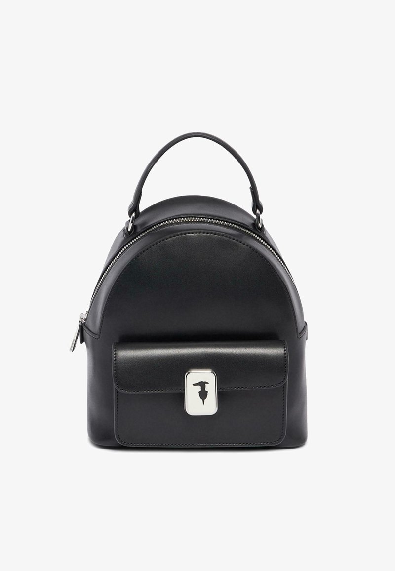 Černý kožený batoh s kulatým vrcholem, stříbrnými doplňky a přední kapsou na klopu. Obsahuje zipové uzavírání a texturovaný povrch.