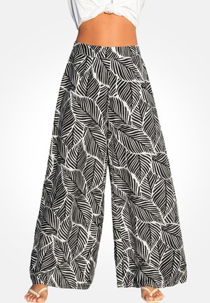 Szerokie spodnie z czarno-białym liściastym wzorem. Wykonane z lekkiego materiału o gładkiej fakturze, z elastycznym paskiem w talii.