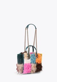 Nepvacht patchwork handtas in levendige kleuren: teal, roze, oranje en beige. Voorzien van kettinghengsels en een pluche textuur. Compacte rechthoekige vorm.