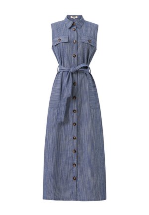 Mouwloze denim jurk met verticale strepen, kraagneklijn, knoopsluiting aan de voorkant, borstzakken en bijpassende riem. Bruine knopen en stofstructuur zichtbaar.