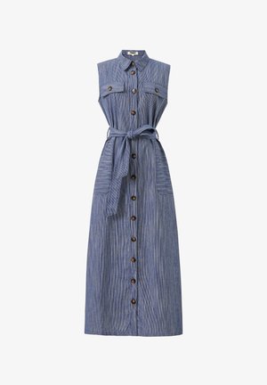 Robe en denim sans manches avec des rayures verticales, col rabattu, boutonnière à l'avant, poches poitrine et ceinture assortie. Boutons marron et texture du tissu visibles.