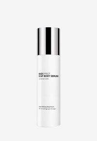 Bouteille cylindrique blanche avec un capuchon argenté réfléchissant. L'étiquette indique "BIOEFFECT EGF BODY SERUM" avec un texte complémentaire en français.