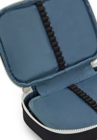 Svart zippered-fodral med blå insida och svarta elastiska band för organisering. Mjuk, texturerad tyg på utsidan och släta foder inuti.