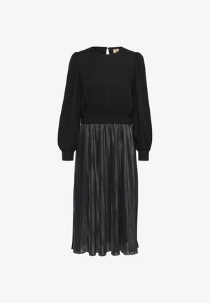 Czarna sukienka z długimi, bufiastymi rękawami, okrągłym dekoltem oraz plisowaną, półprzezroczystą, czarną metaliczną spódnicą. Widoczne zapięcie na plecach w kształcie dziurki.