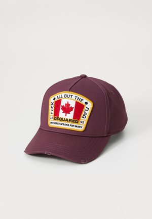 Kastanienbraune Baseballkappe mit gewölbtem Schirm, die an der Vorderseite ein gesticktes Patch der kanadischen Flagge und gelbe Schrift trägt.
