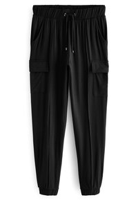 Pantalones cargo negros con cinturilla elástica, cierre de cordón, bolsillos laterales y puños ajustados. Tejido suave con un brillo sutil.