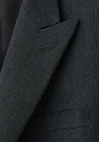 Blazer grigio scuro in tessuto texturizzato. Presenta un revers a lancia, design monopetto e un motivo tessuto sottile.