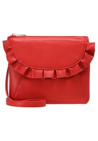 Rød læder clutch med rynket flap, lynlåslukning og aftagelig rem. Glat tekstur med minimal syning og diskrete hardware-accenter.