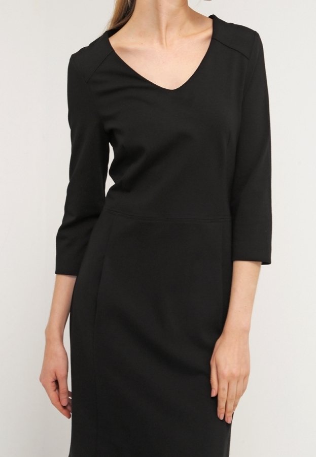 Robe noire à manches trois-quarts avec un col en V, présentant une silhouette ajustée et une texture lisse. Design simple sans motifs apparents.