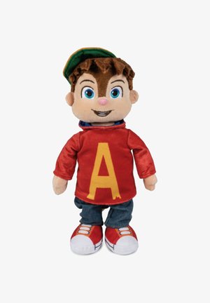 Poupée en peluche portant une chemise rouge avec un "A" jaune, un jean bleu et des baskets rouges, avec des cheveux bruns et une casquette verte. Texture de tissu douce.