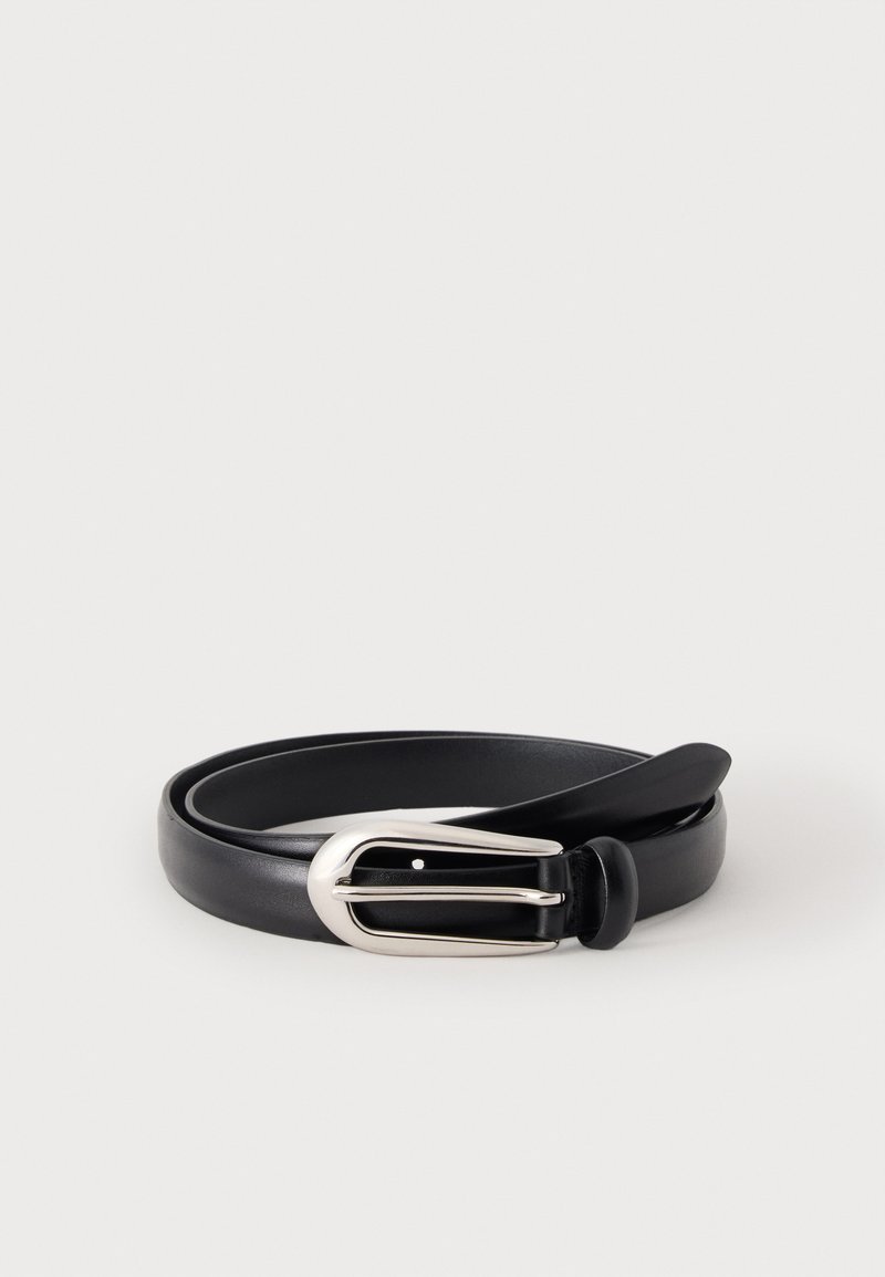 Ceinture en cuir noir avec boucle rectangulaire argentée enroulée sur un fond blanc.