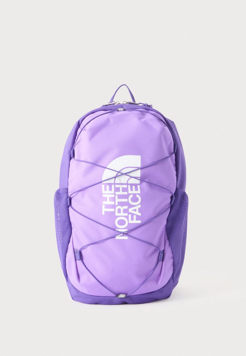 Μωβ σακίδιο πλάτης The North Face με ελαστικό κορδόνι μπροστά και δίχτυα πλαϊνών τσεπών, εμφανίζεται όρθιο σε απλό ανοιχτό φόντο.