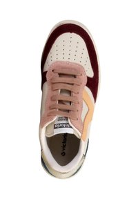 Flerfärgad sneaker i läder och mocka. Har en krämfärgad tå, röda och rosa detaljer samt en blå sula. Snörning i ljusrosa.