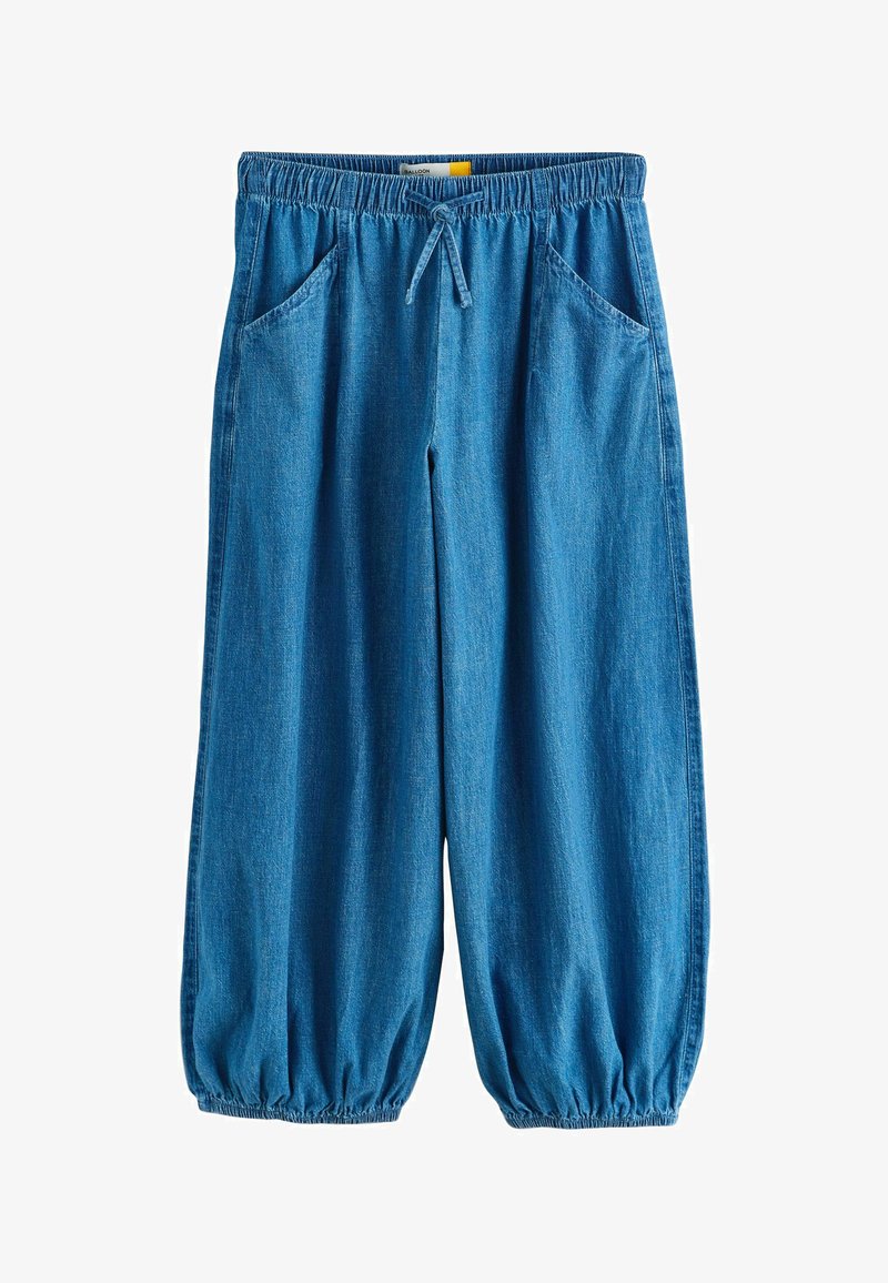 Pantalon ample en denim bleu avec taille élastique, cordon de serrage, poches latérales et poignets élastiques aux chevilles.