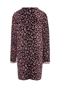 Abrigo largo con base negra y estampado de leopardo rosa, con tela texturizada y detalles de encaje en los puños.