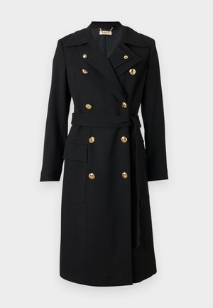 Trench-coat noir à double boutonnage avec boutons dorés, larges revers, taille ceinturée et poches à rabat à l'avant.