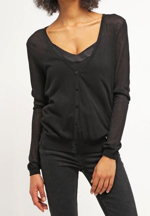 Cardigan léger noir à manches longues avec un col en V et une fermeture à bouton, doté de matériaux transparents et d'accents côtelés aux poignets et à l'ourlet.