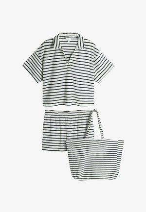 Fehér rövid ujjú galléros ing, hozzáillő elasztikus derékú rövidnadrág és válltáska, mind vékony fekete vízszintes csíkkal.