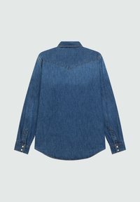 Vista posteriore di una camicia di jeans blu a maniche lunghe con cuciture a punta sulla yoke e polsini con bottoni su uno sfondo grigio chiaro.
